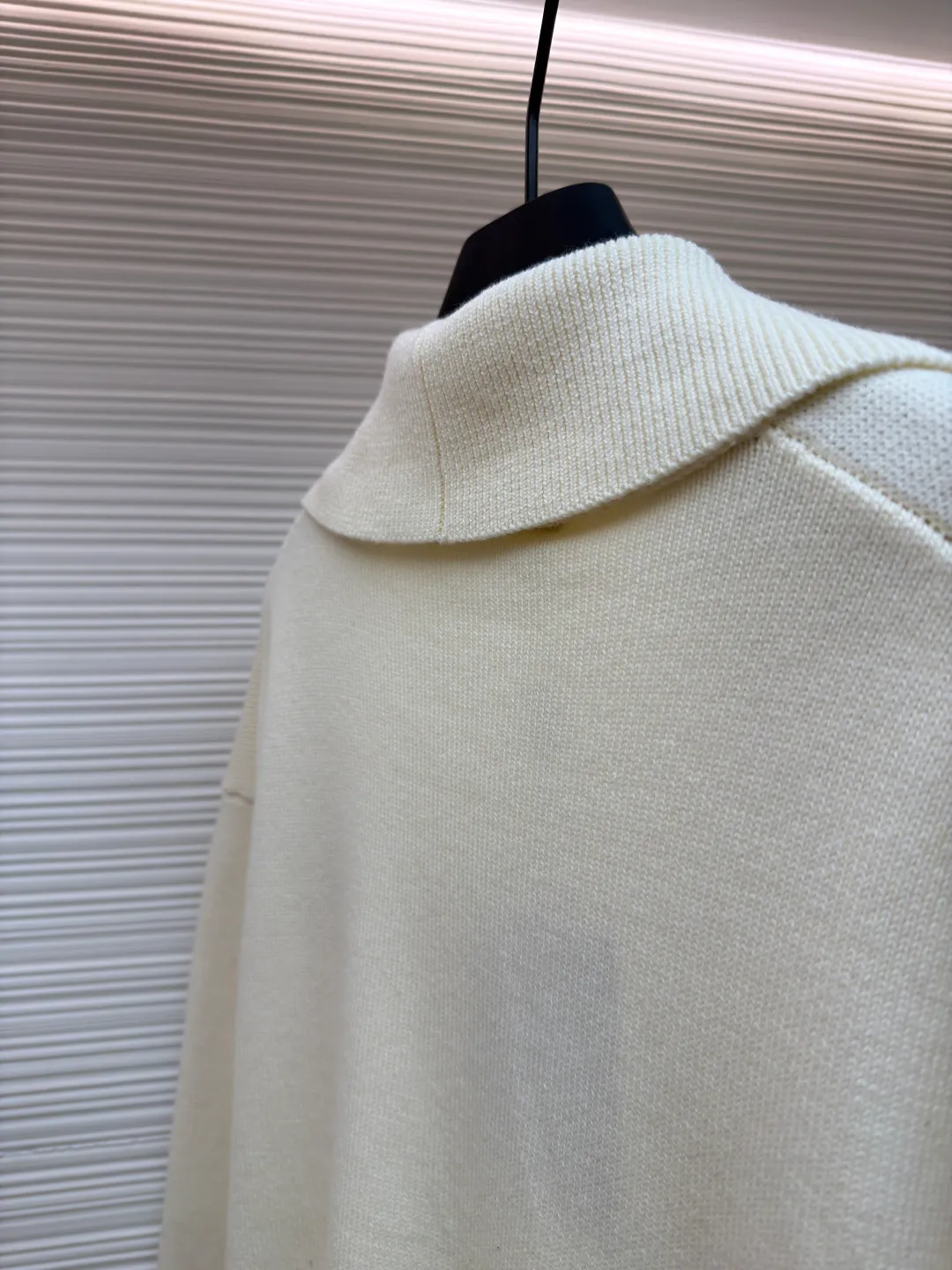 LOUIS VUITTON letter logo V-neck shawl long cardigan ●Original version: purchased and developed in 19939 ●Item number: 1681092-A95 ●Fabric: wool blended fabric ●Technology: knitted ●Version: Loose version ●Weight: about 740 grams ●Size: S-M-L-XL ●Description: Made of 55% wool and 45% cotton. This style is a blended fabric. Both materials have their own advantages. Wool can provide effective warmth retention, while cotton can make it more three-dimensional. The logo on the lower left is electroplated with stainless steel material, and the original mold is made to order in 1:1 size. Silver inlaid decoration and rubber filling inside. The bottom steel plate is customized. The lower right button is made of natural mother-of-pearl and hand-sewn. This pullover continues the pastel tones of the 2025 spring and summer show, incorporating wool blended wool knitting to create a chic and fashionable effect. The lightweight design is perfect for spring and adds a sophisticated touch to everyday looks. The overall wiring is straight and delicate, the fabric is comfortable and soft, and the color is consistent without color difference. It can be matched with the same style to create a fashionable look and control various occasions. Customized accessories, complete with three standards, same style for men and women!